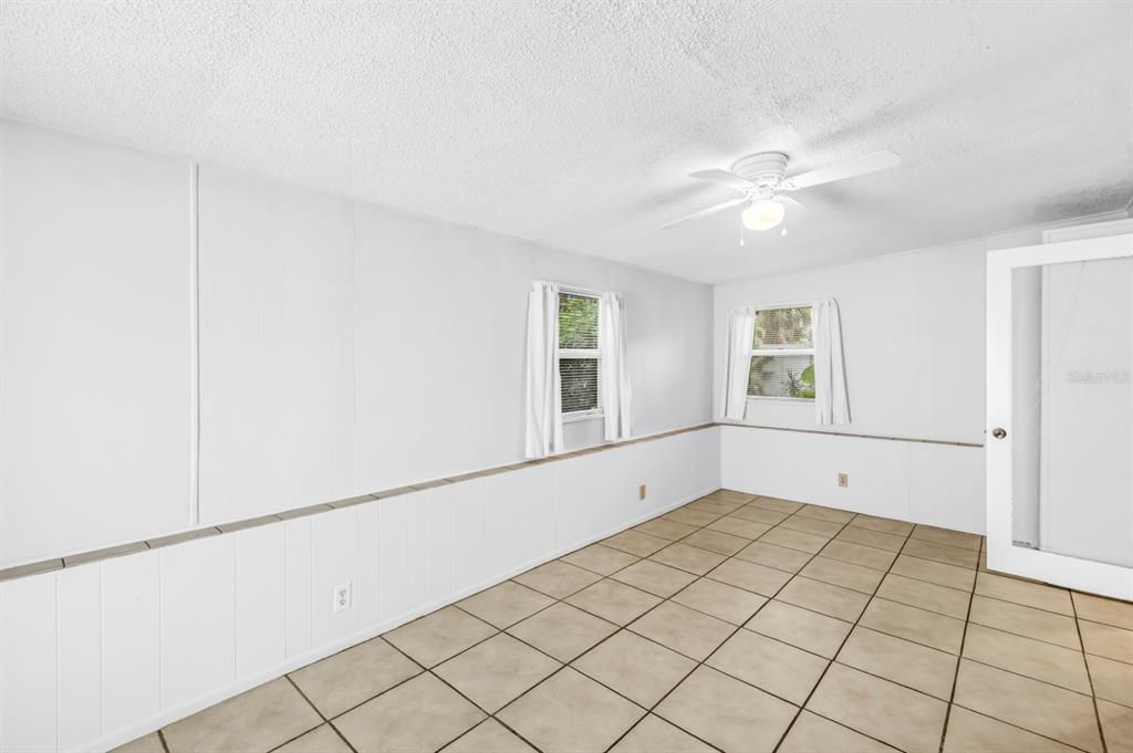Activo con contrato: $325,000 (3 camas, 1 baños, 985 Pies cuadrados)
