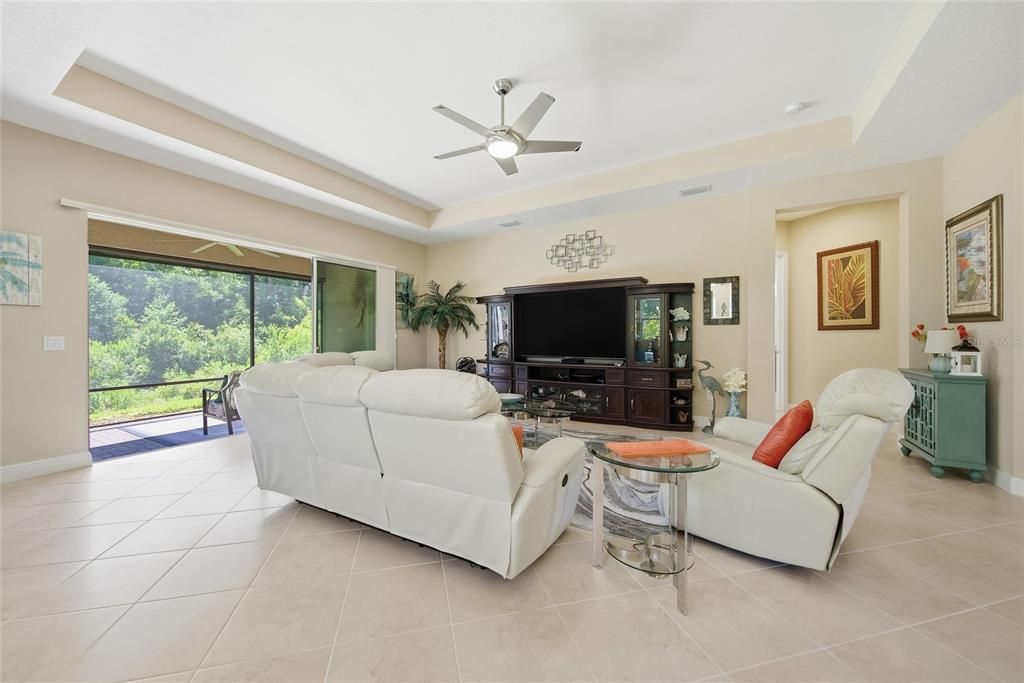 En Venta: $749,000 (3 camas, 2 baños, 2830 Pies cuadrados)
