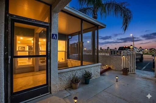 For Sale: $439,000 (2 beds, 2 baths, 1090 Square Feet)