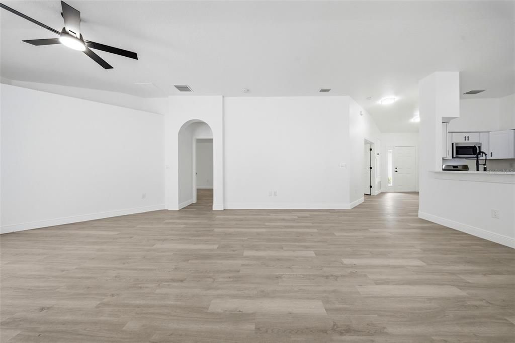 Active With Contract: $315,000 (3 beds, 2 baths, 1463 Square Feet)