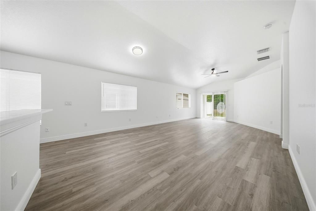 Active With Contract: $315,000 (3 beds, 2 baths, 1463 Square Feet)