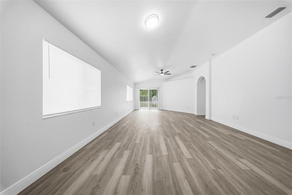 Active With Contract: $315,000 (3 beds, 2 baths, 1463 Square Feet)