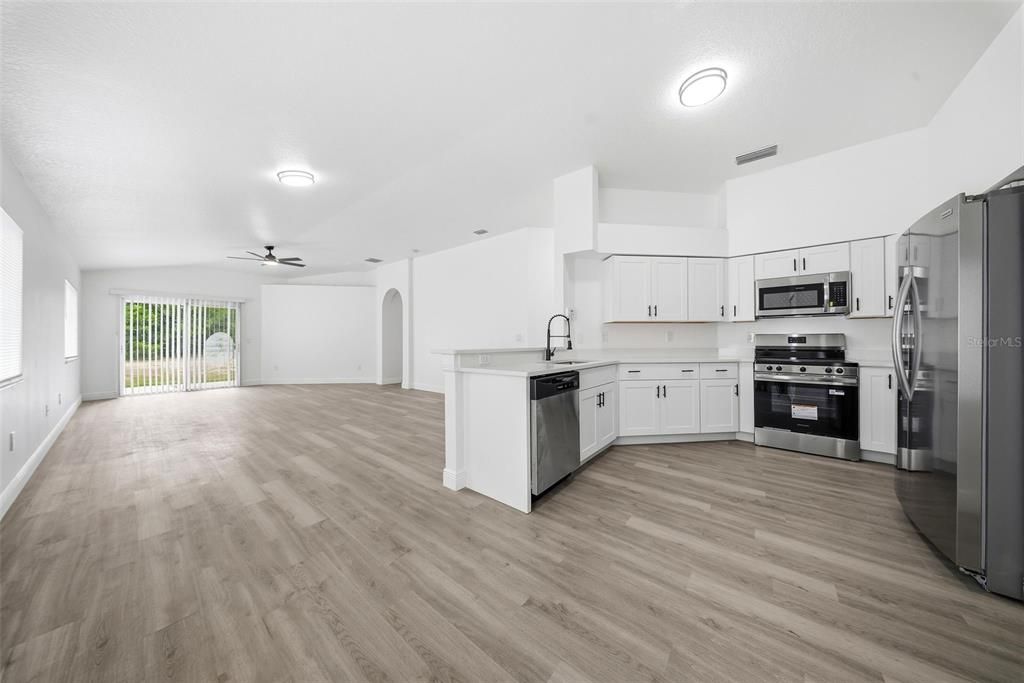 Active With Contract: $315,000 (3 beds, 2 baths, 1463 Square Feet)