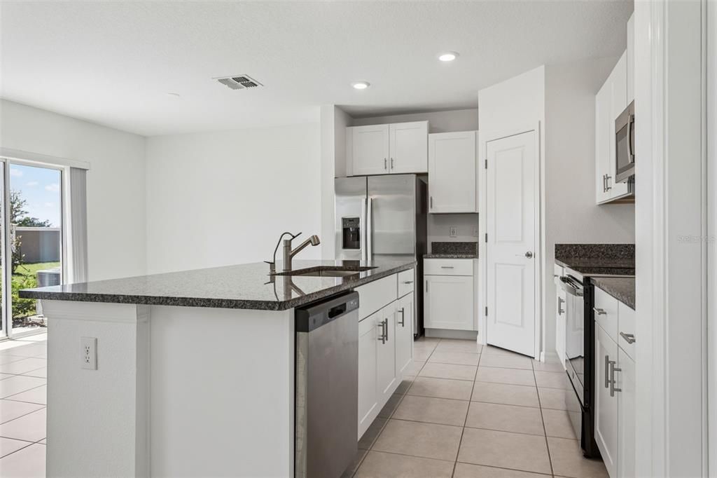 En Venta: $349,900 (4 camas, 2 baños, 1870 Pies cuadrados)