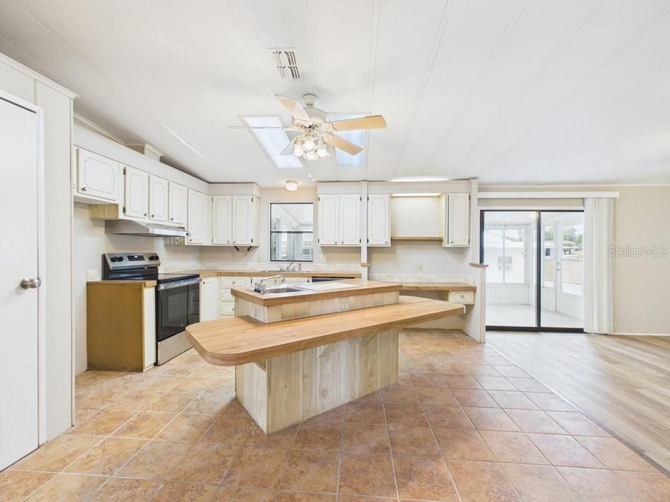 For Sale: $164,900 (2 beds, 2 baths, 1456 Square Feet)