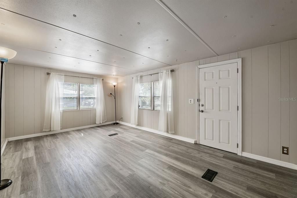 For Sale: $249,000 (3 beds, 2 baths, 1058 Square Feet)