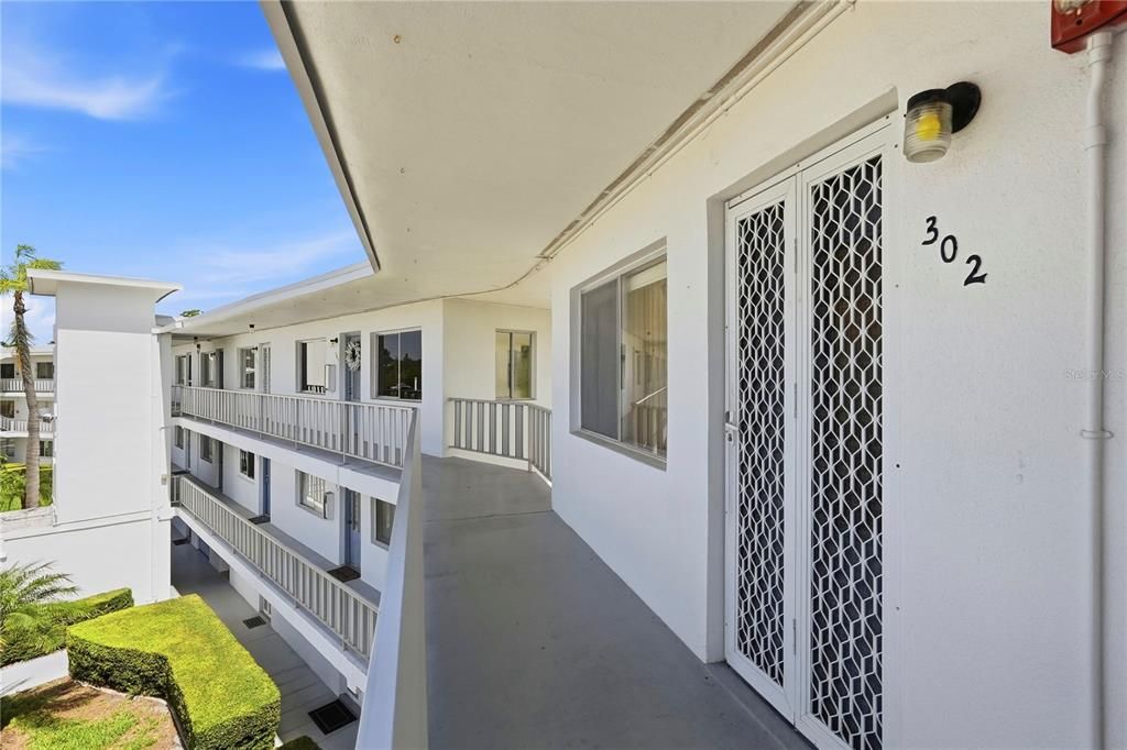 For Sale: $100,000 (2 beds, 2 baths, 912 Square Feet)