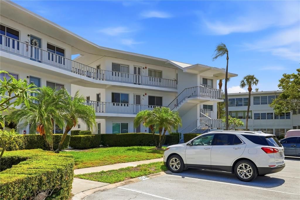 For Sale: $100,000 (2 beds, 2 baths, 912 Square Feet)