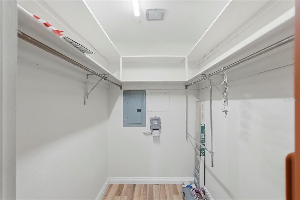 For Sale: $100,000 (2 beds, 2 baths, 912 Square Feet)