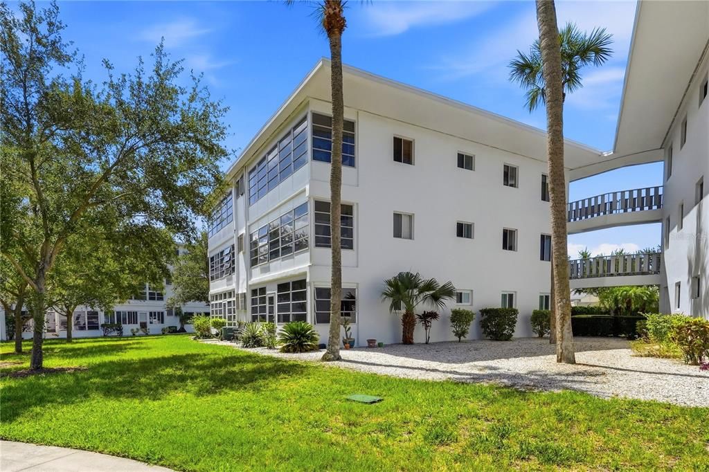For Sale: $100,000 (2 beds, 2 baths, 912 Square Feet)