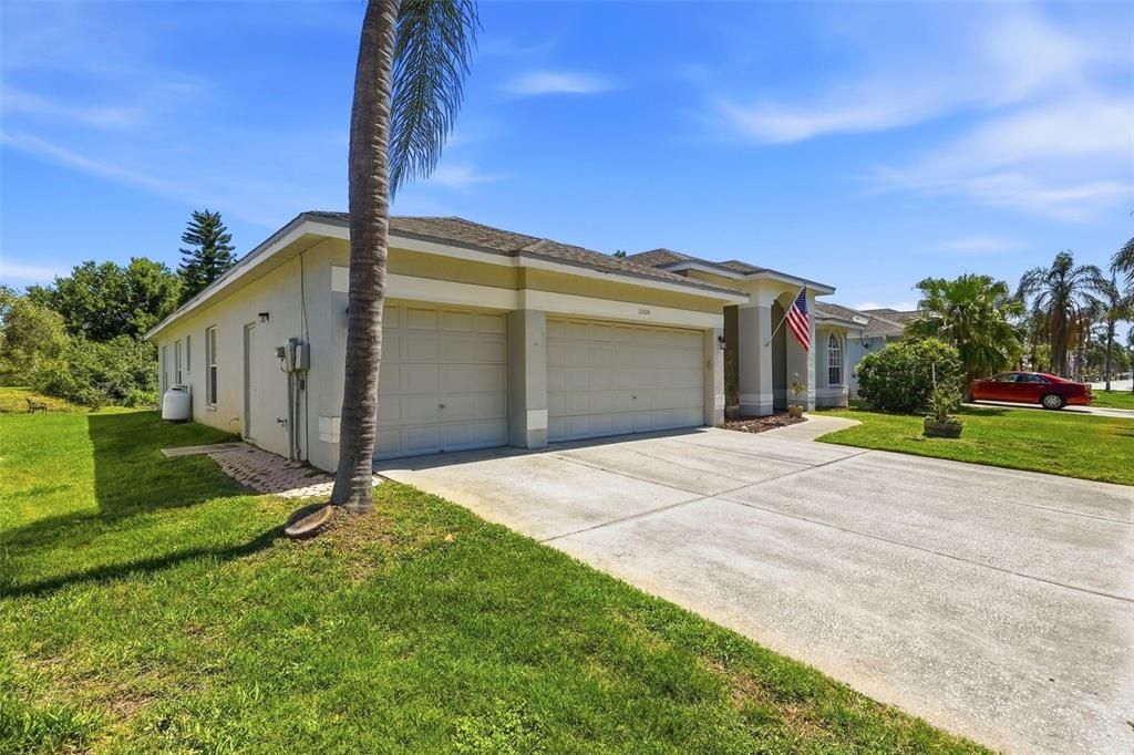 For Sale: $450,000 (4 beds, 3 baths, 2323 Square Feet)
