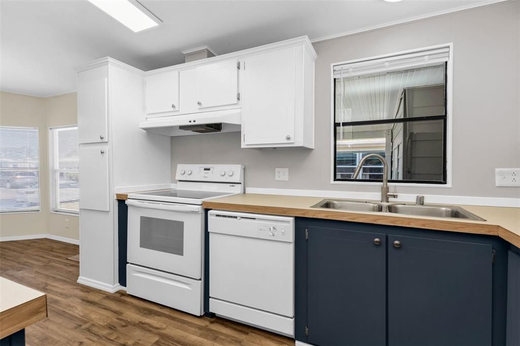 На продажу: $129,900 (2 спален, 2 ванн, 1088 Квадратных фут)