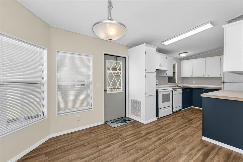 На продажу: $129,900 (2 спален, 2 ванн, 1088 Квадратных фут)
