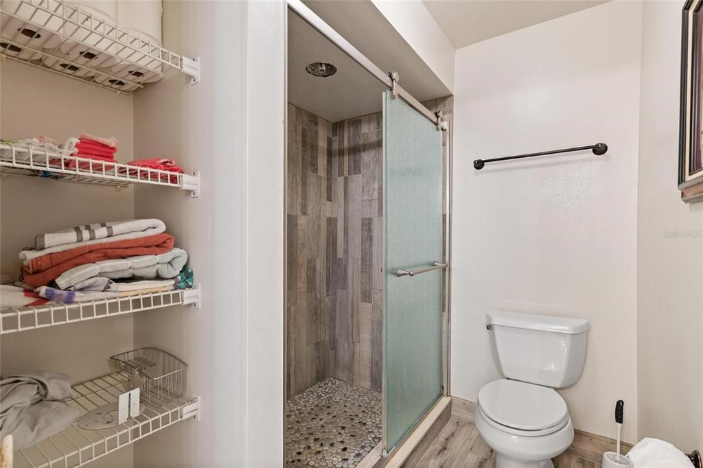 For Sale: $199,737 (2 beds, 2 baths, 1300 Square Feet)