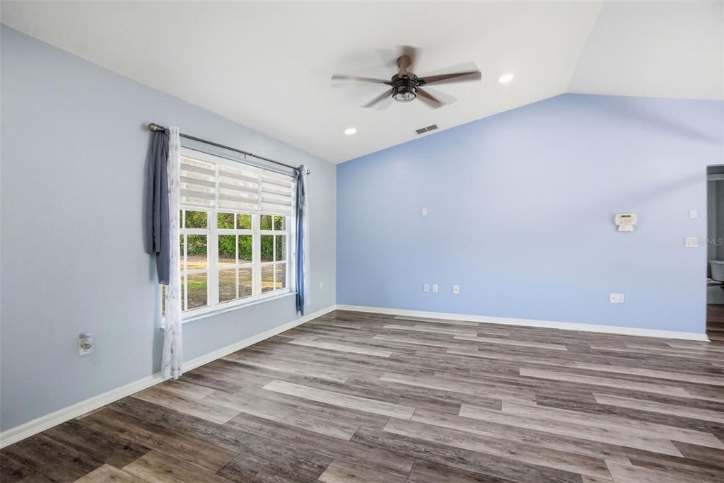 Active With Contract: $349,900 (3 beds, 2 baths, 1368 Square Feet)