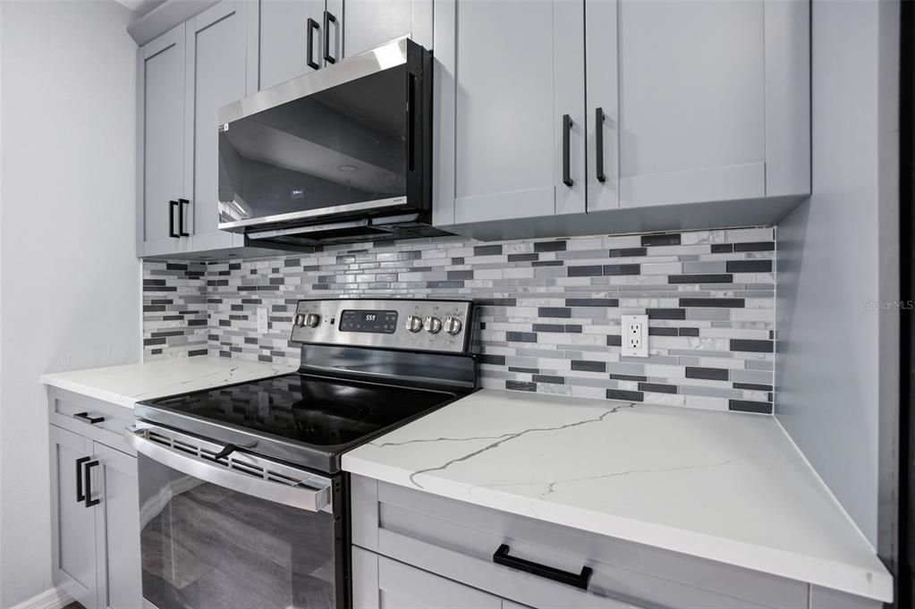 Active With Contract: $349,900 (3 beds, 2 baths, 1368 Square Feet)