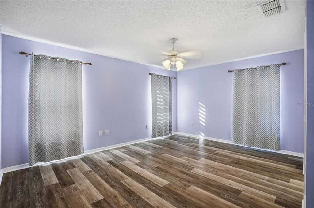Active With Contract: $349,900 (3 beds, 2 baths, 1368 Square Feet)