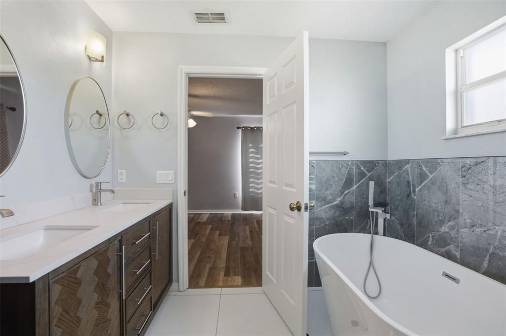 Active With Contract: $349,900 (3 beds, 2 baths, 1368 Square Feet)