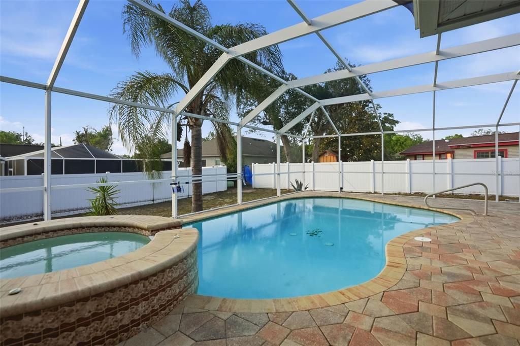 Active With Contract: $349,900 (3 beds, 2 baths, 1368 Square Feet)