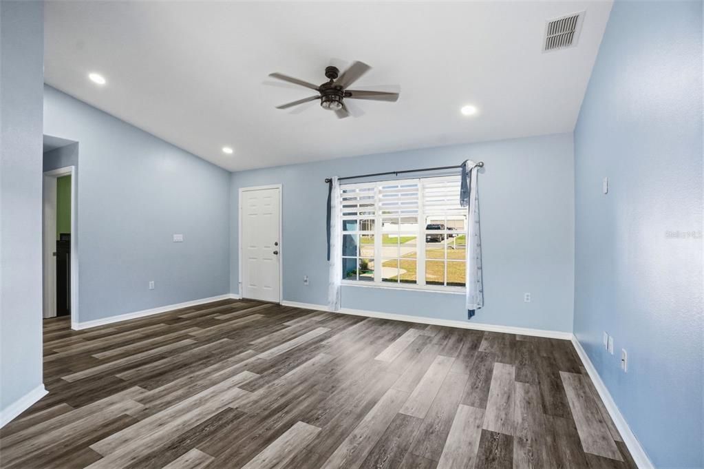 Active With Contract: $349,900 (3 beds, 2 baths, 1368 Square Feet)