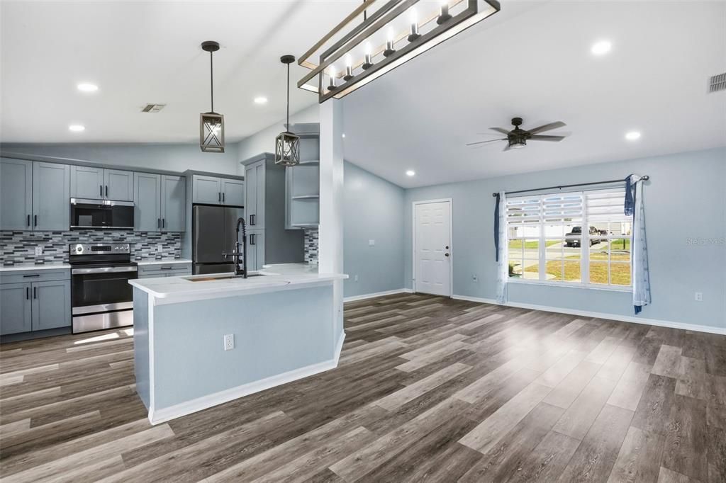 Active With Contract: $349,900 (3 beds, 2 baths, 1368 Square Feet)