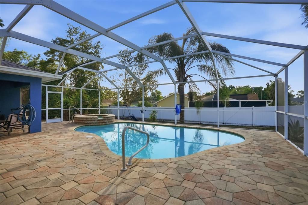 Active With Contract: $349,900 (3 beds, 2 baths, 1368 Square Feet)