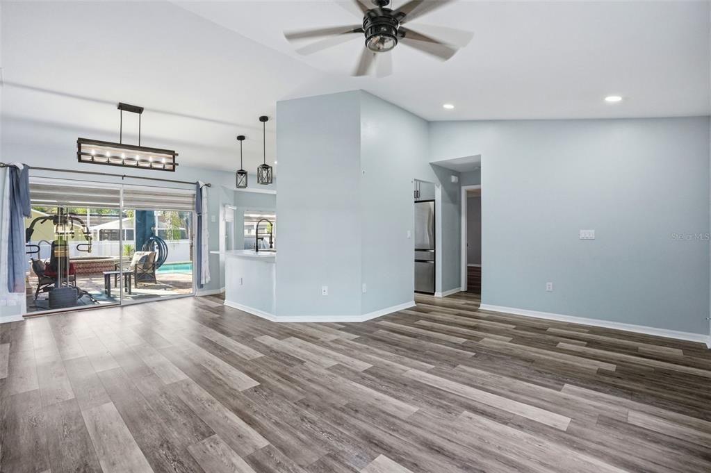 Active With Contract: $349,900 (3 beds, 2 baths, 1368 Square Feet)