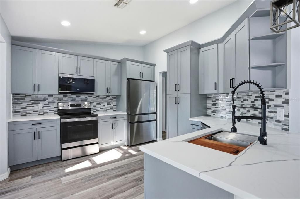 Active With Contract: $349,900 (3 beds, 2 baths, 1368 Square Feet)