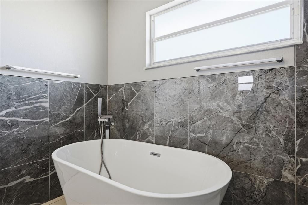 Active With Contract: $349,900 (3 beds, 2 baths, 1368 Square Feet)
