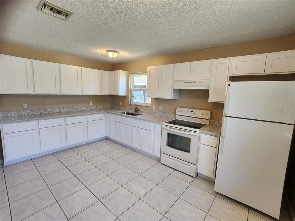 For Rent: $2,300 (4 beds, 2 baths, 1057 Square Feet)