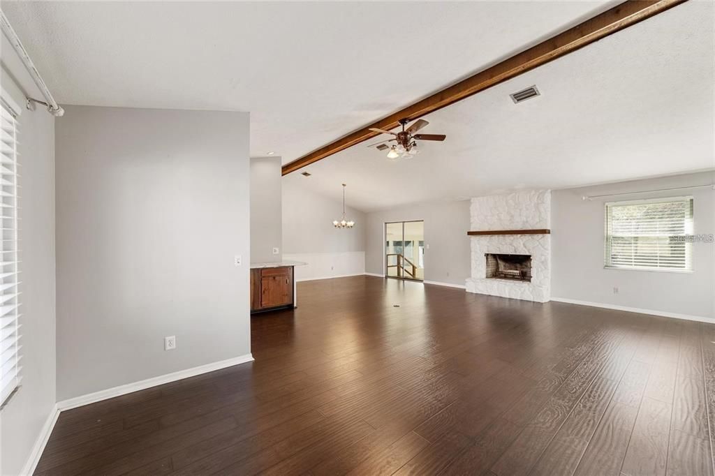 For Rent: $2,500 (3 beds, 2 baths, 1977 Square Feet)