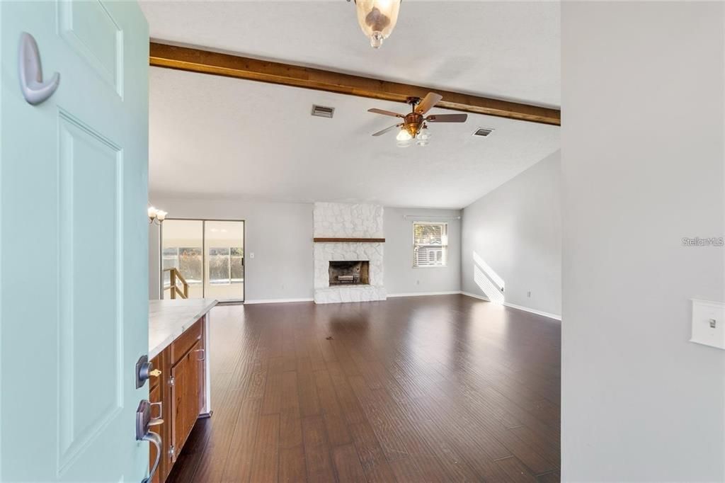 For Rent: $2,500 (3 beds, 2 baths, 1977 Square Feet)