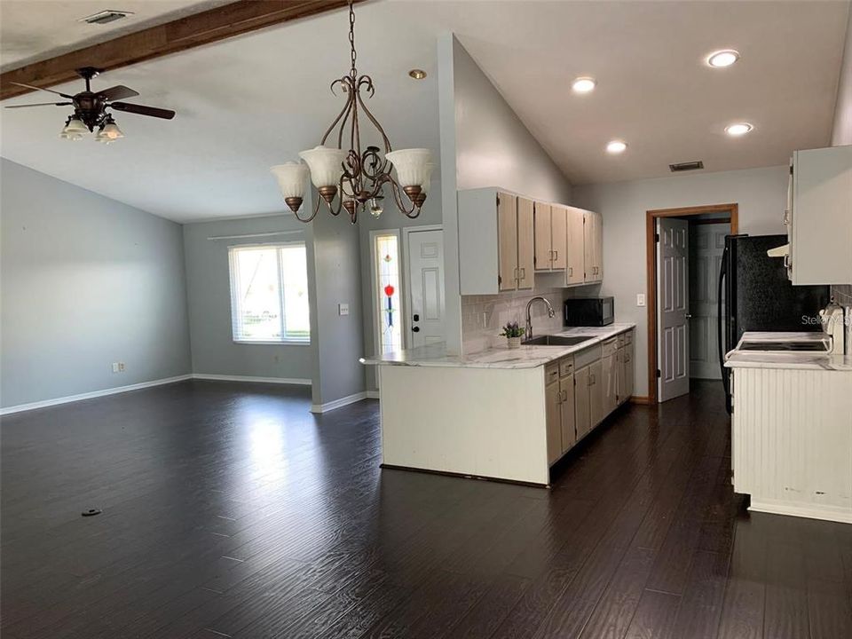 For Rent: $2,500 (3 beds, 2 baths, 1977 Square Feet)