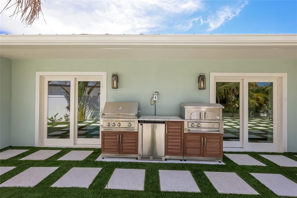 For Sale: $2,390,000 (3 beds, 3 baths, 2031 Square Feet)