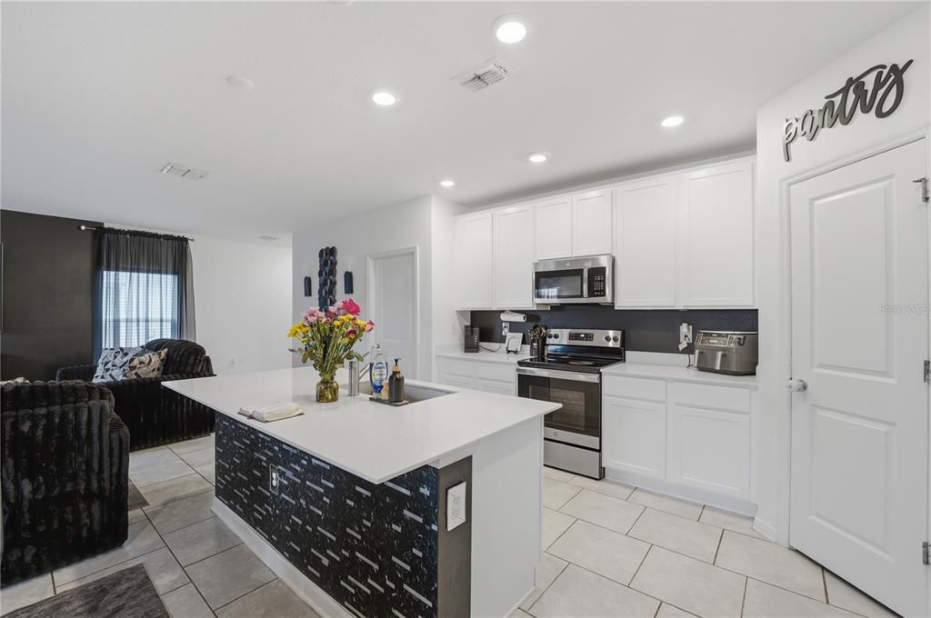 For Sale: $319,999 (4 beds, 2 baths, 2008 Square Feet)