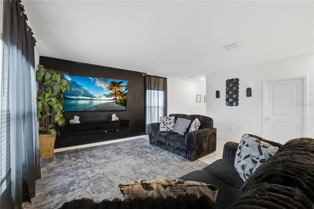 For Sale: $319,999 (4 beds, 2 baths, 2008 Square Feet)