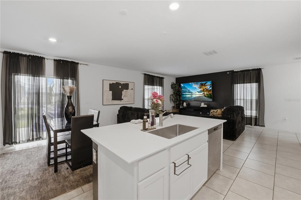 For Sale: $319,999 (4 beds, 2 baths, 2008 Square Feet)