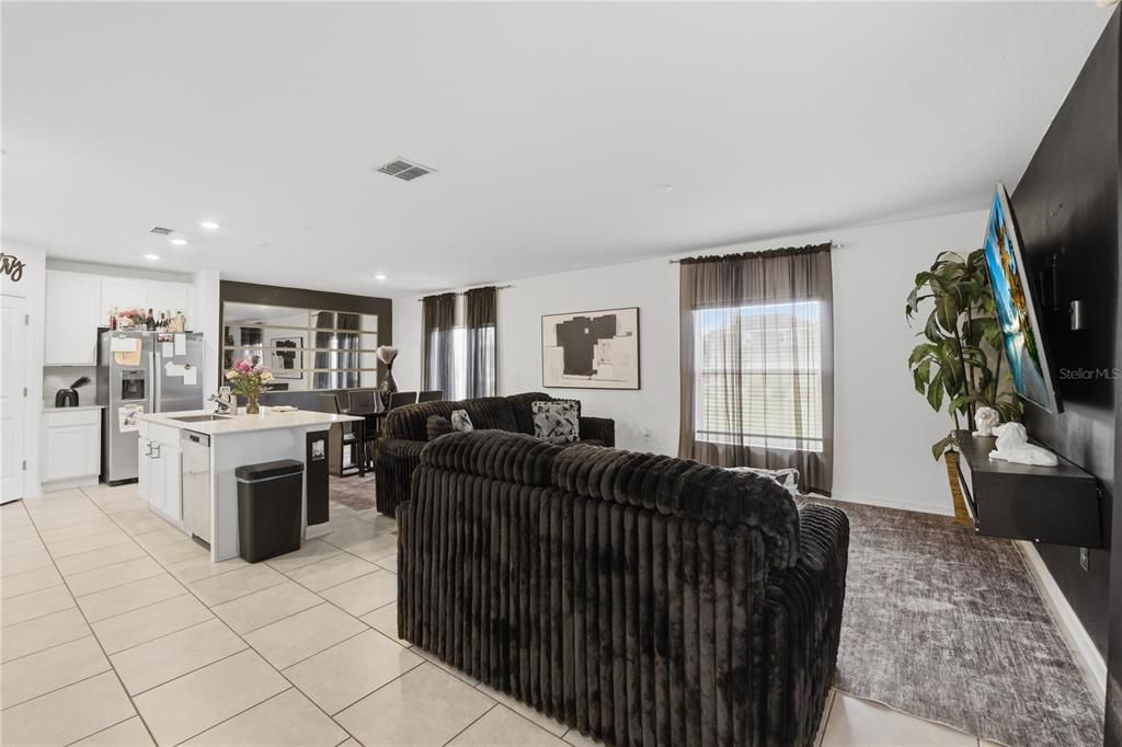For Sale: $319,999 (4 beds, 2 baths, 2008 Square Feet)
