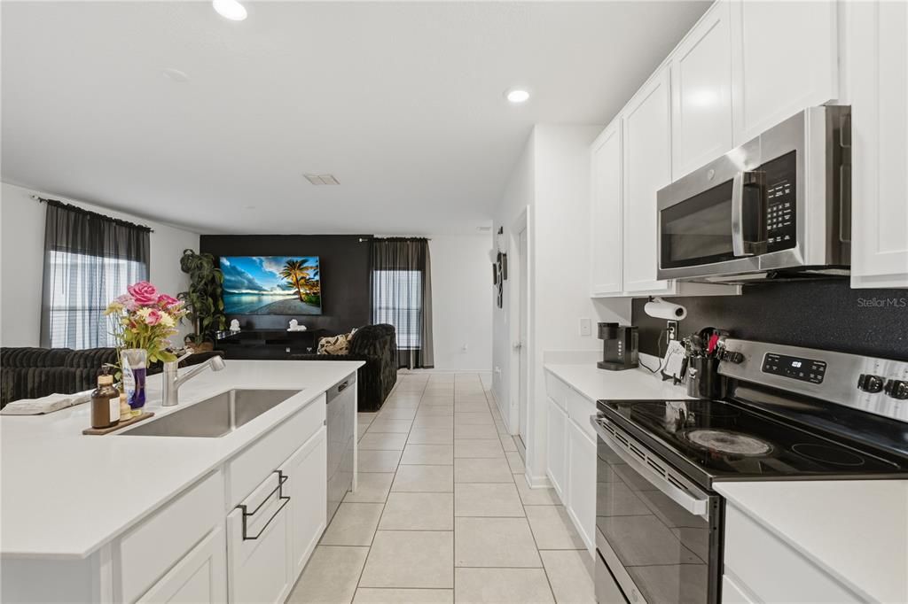 For Sale: $319,999 (4 beds, 2 baths, 2008 Square Feet)