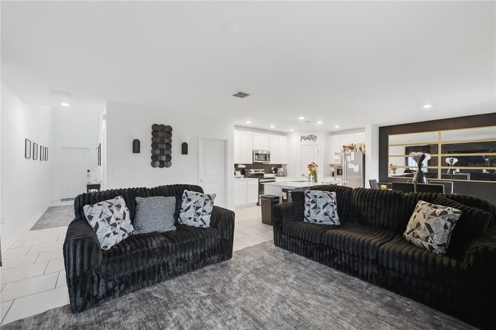 For Sale: $319,999 (4 beds, 2 baths, 2008 Square Feet)