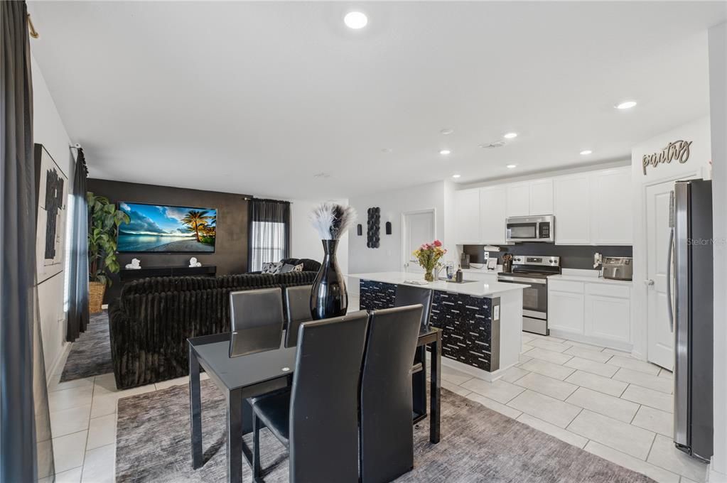For Sale: $319,999 (4 beds, 2 baths, 2008 Square Feet)