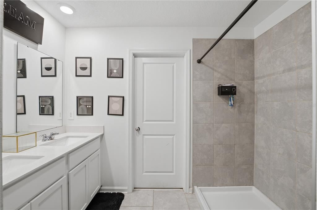 For Sale: $319,999 (4 beds, 2 baths, 2008 Square Feet)