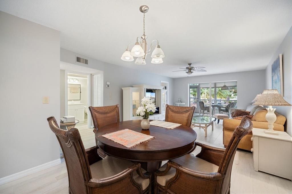 For Sale: $319,000 (2 beds, 2 baths, 1155 Square Feet)