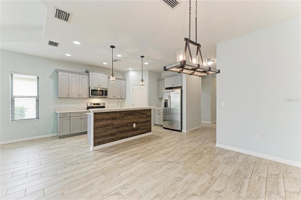 For Sale: $400,000 (3 beds, 2 baths, 1764 Square Feet)