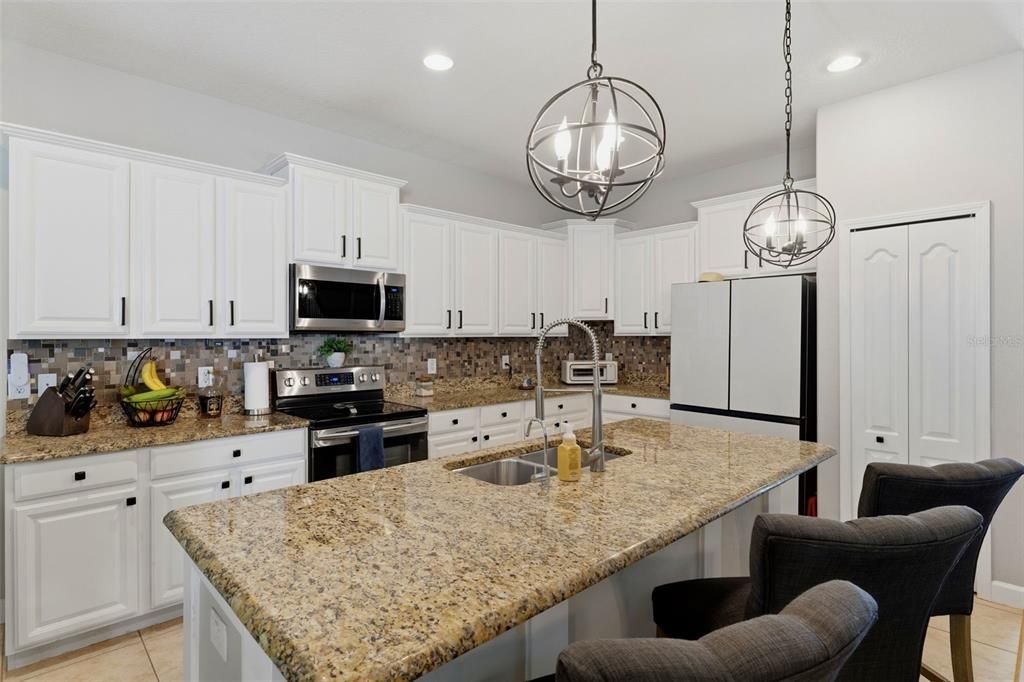 En Venta: $399,900 (4 camas, 3 baños, 2569 Pies cuadrados)