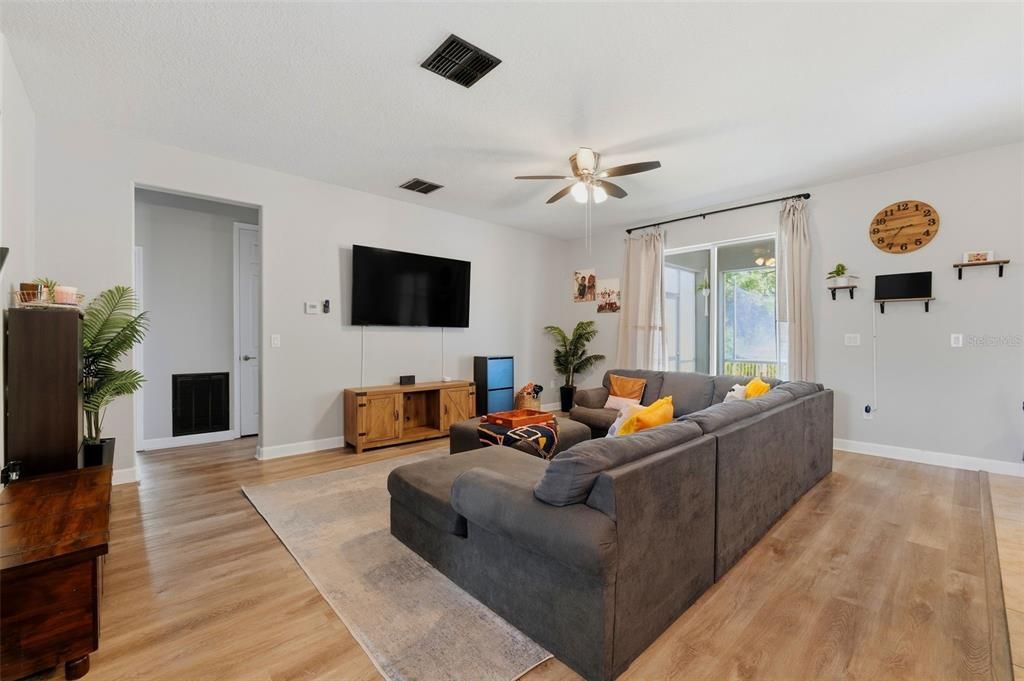 En Venta: $399,900 (4 camas, 3 baños, 2569 Pies cuadrados)
