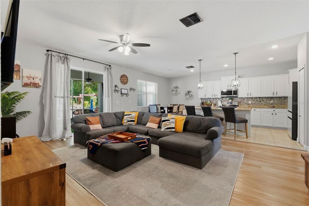 En Venta: $399,900 (4 camas, 3 baños, 2569 Pies cuadrados)