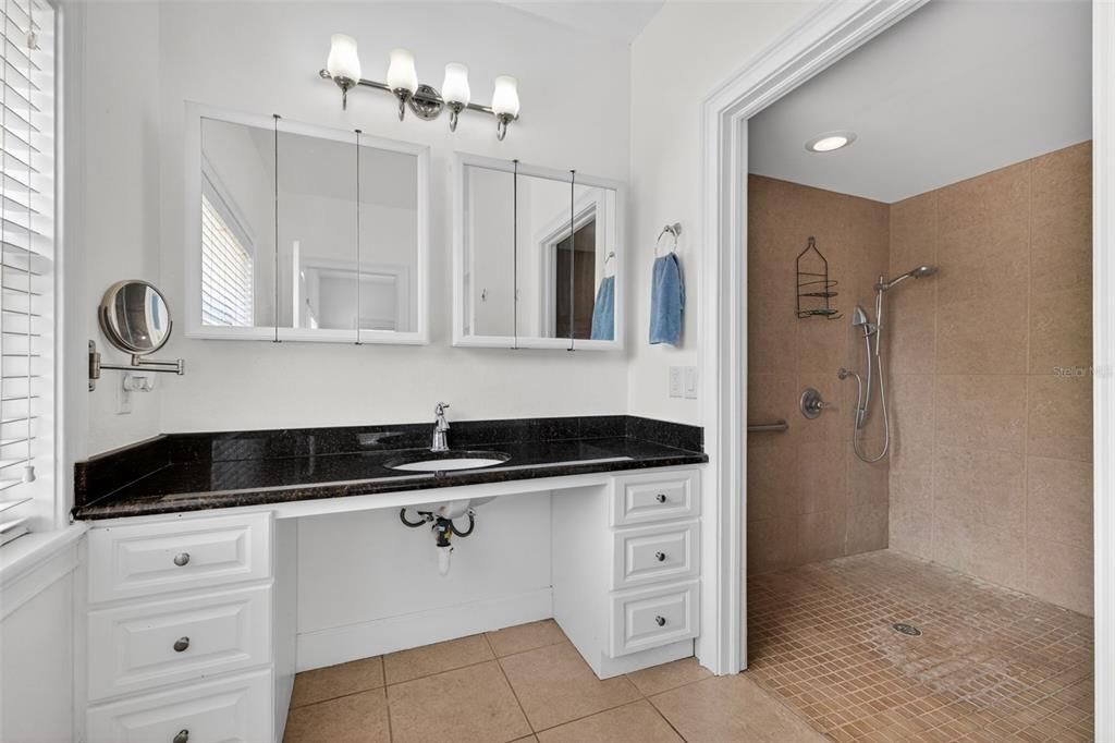 En Venta: $695,000 (4 camas, 3 baños, 3328 Pies cuadrados)