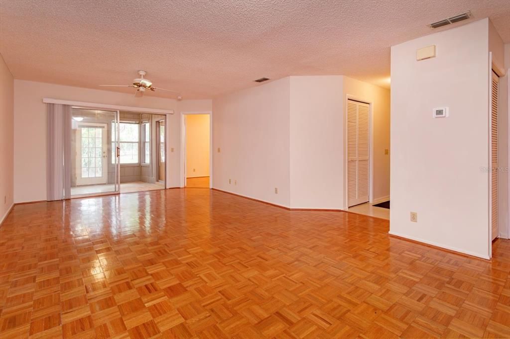 For Sale: $269,900 (2 beds, 2 baths, 1043 Square Feet)