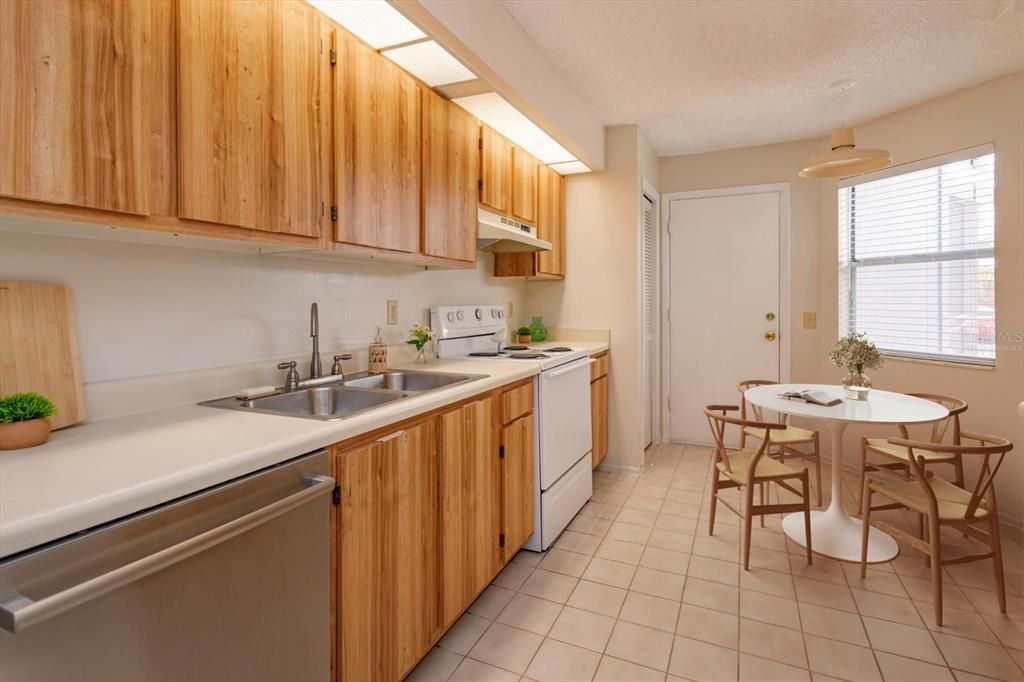 For Sale: $269,900 (2 beds, 2 baths, 1043 Square Feet)